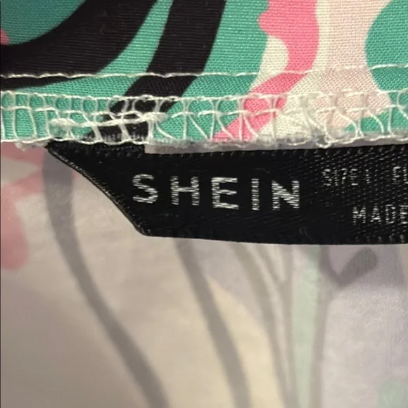SHEIN Colorful Abstract Cropped Button Up - Picture 2 of 3